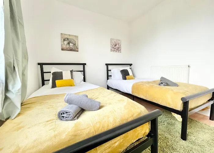 Town Centre Flat- Great For Contractors - Sleeps 4 - Free Parking