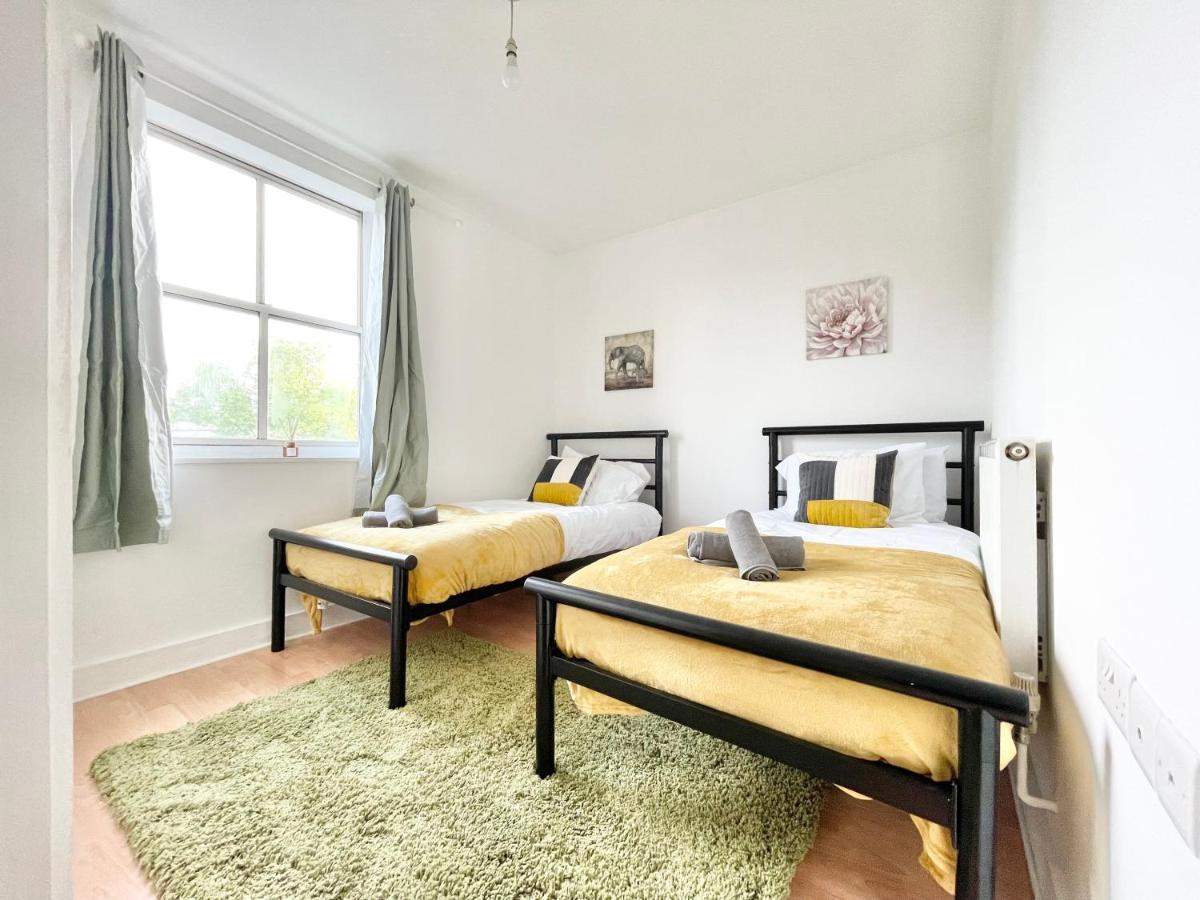 Apartment Town Centre Flat- Great For Contractors - Sleeps 4 - Free Parking *